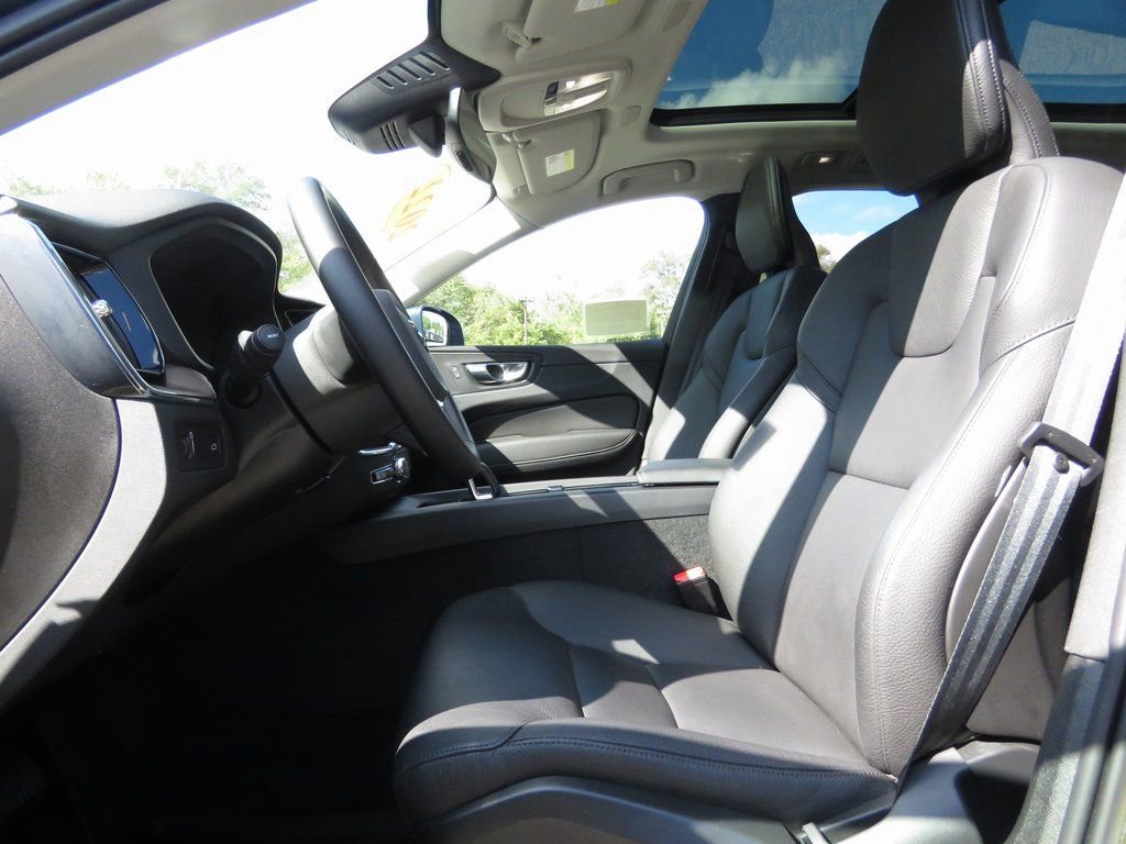Used 2022 Volvo XC60 B5 Momentum image 11