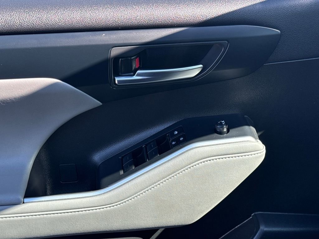 Used 2022 Toyota Highlander XLE image 34