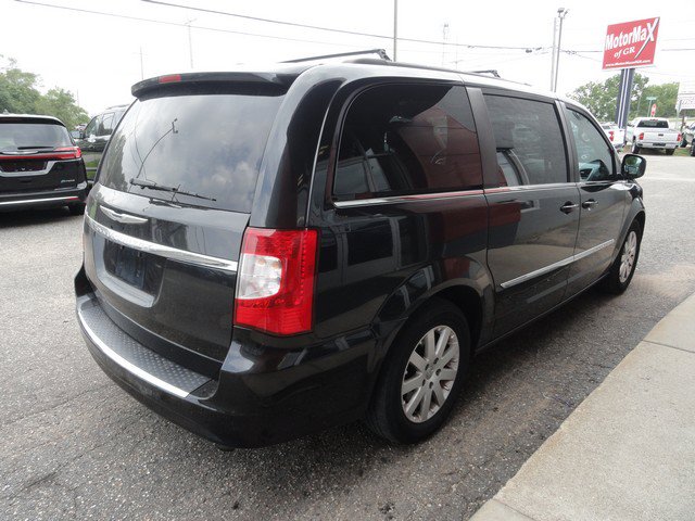 Used 2016 Chrysler Town & Country Touring FWD image 7