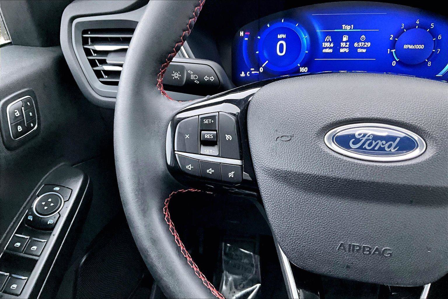 Used 2022 Ford Escape SEL w/ SEL Stealth AWD Package image 9