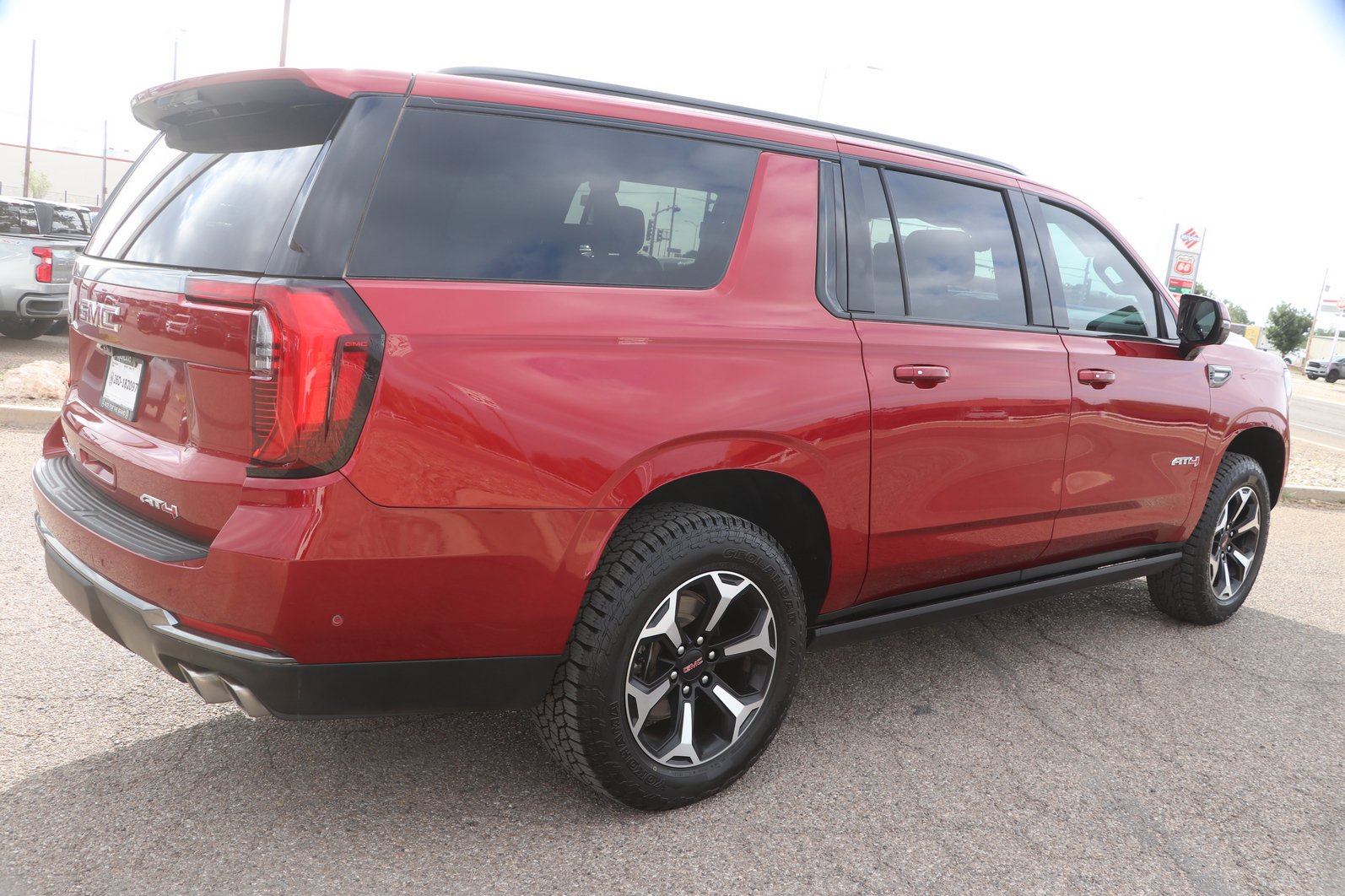 Used 2025 GMC Yukon XL AT4 w/ AT4 Premium Plus Package AWD/4WD image 7