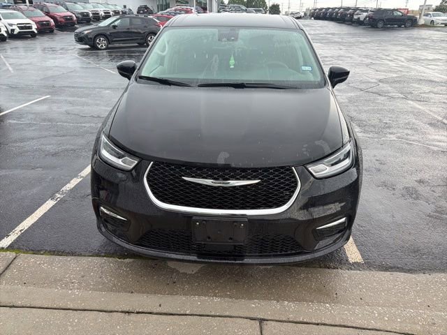 Used 2024 Chrysler Pacifica Touring-L FWD image 2