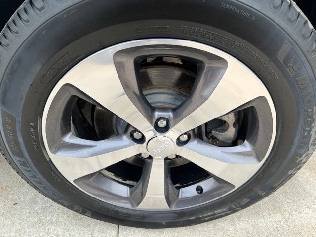Certified 2019 Jeep Cherokee Limited AWD/4WD image 10