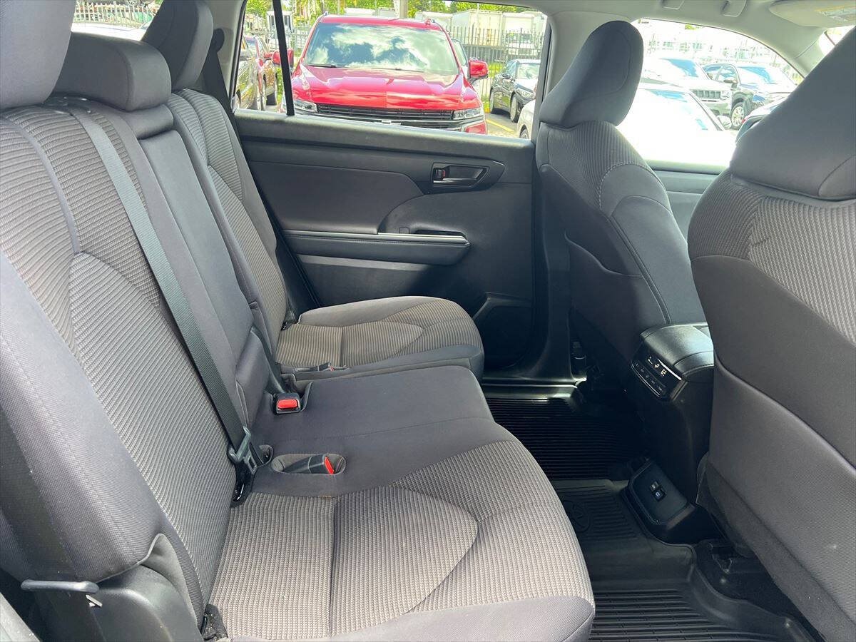 Used 2022 Toyota Highlander LE AWD/4WD image 9