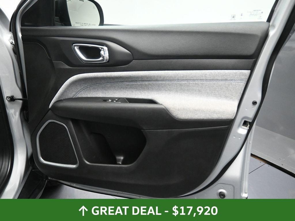 Used 2024 Jeep Compass Latitude image 21