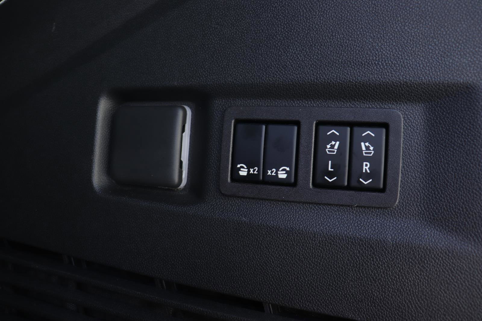 Used 2024 GMC Yukon Denali Ultimate AWD/4WD image 18