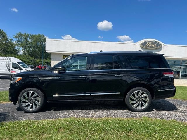 Used 2023 Lincoln Navigator L Reserve AWD/4WD image 5