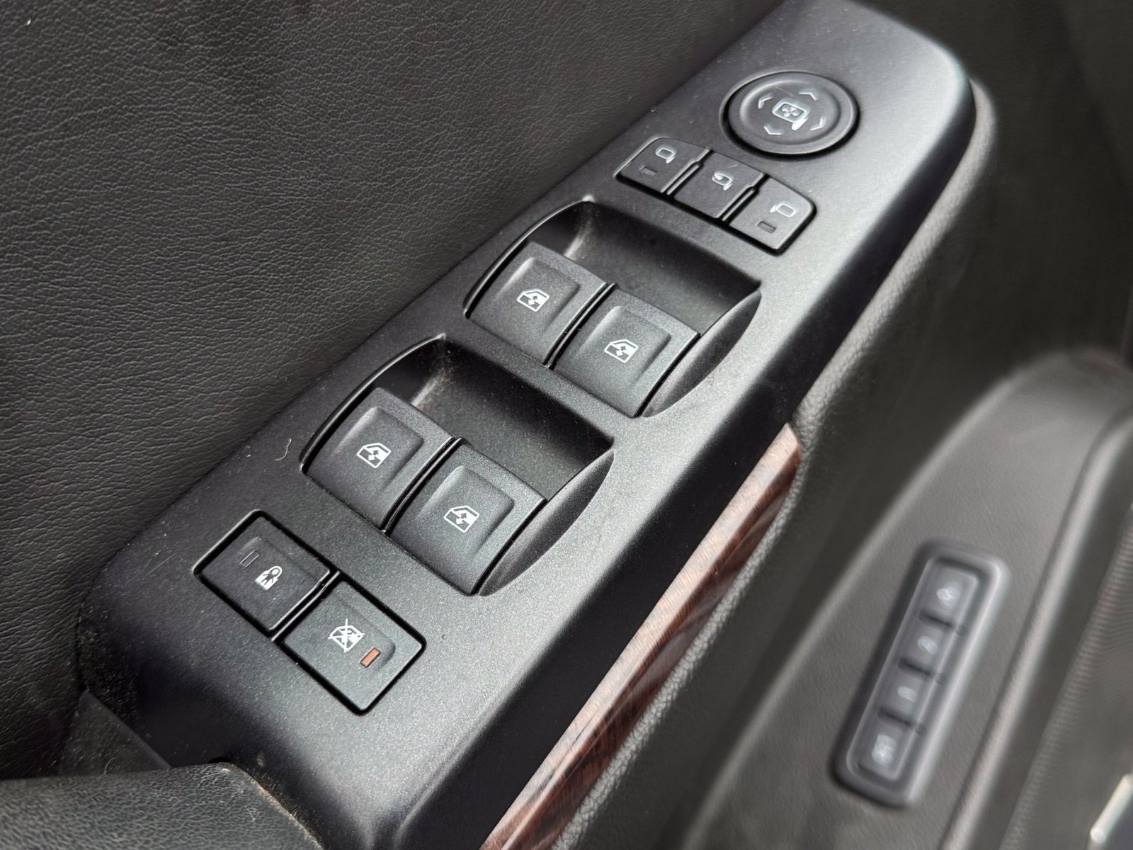Used 2018 GMC Yukon XL SLT AWD/4WD image 12