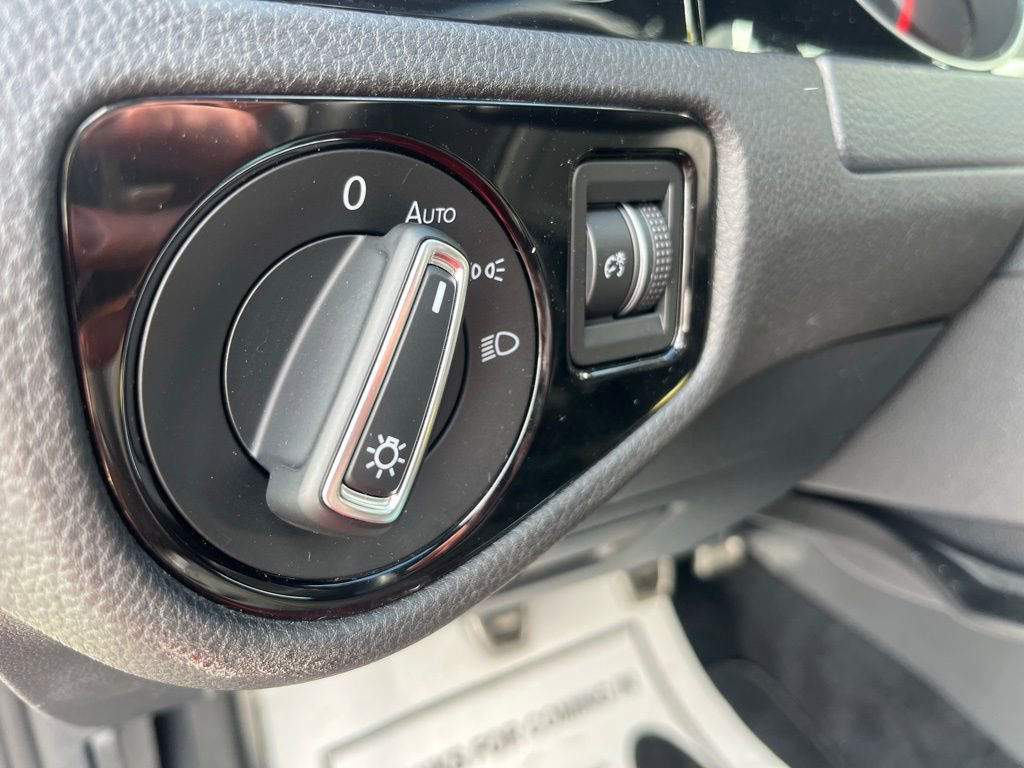 Used 2017 Volkswagen Golf R 4-Door image 43