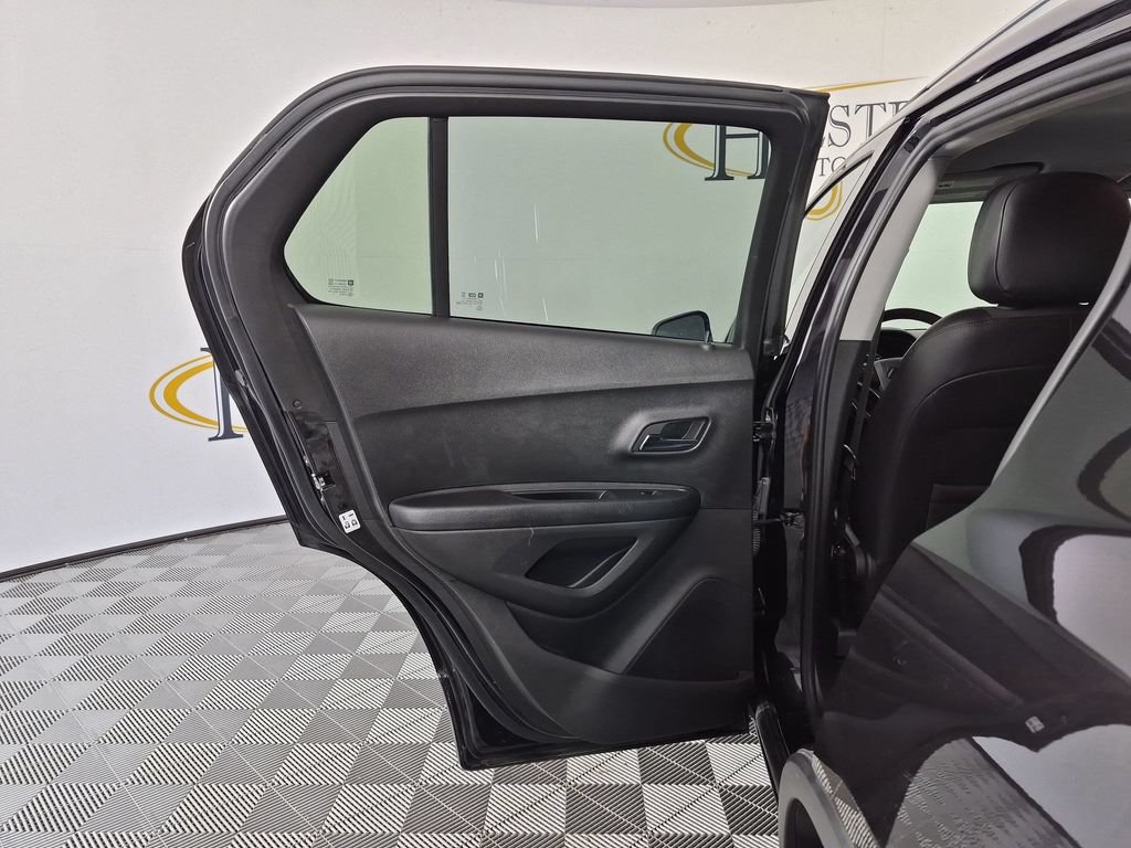 Certified 2022 Chevrolet Trax LT w/ Midnight Edition AWD/4WD image 40