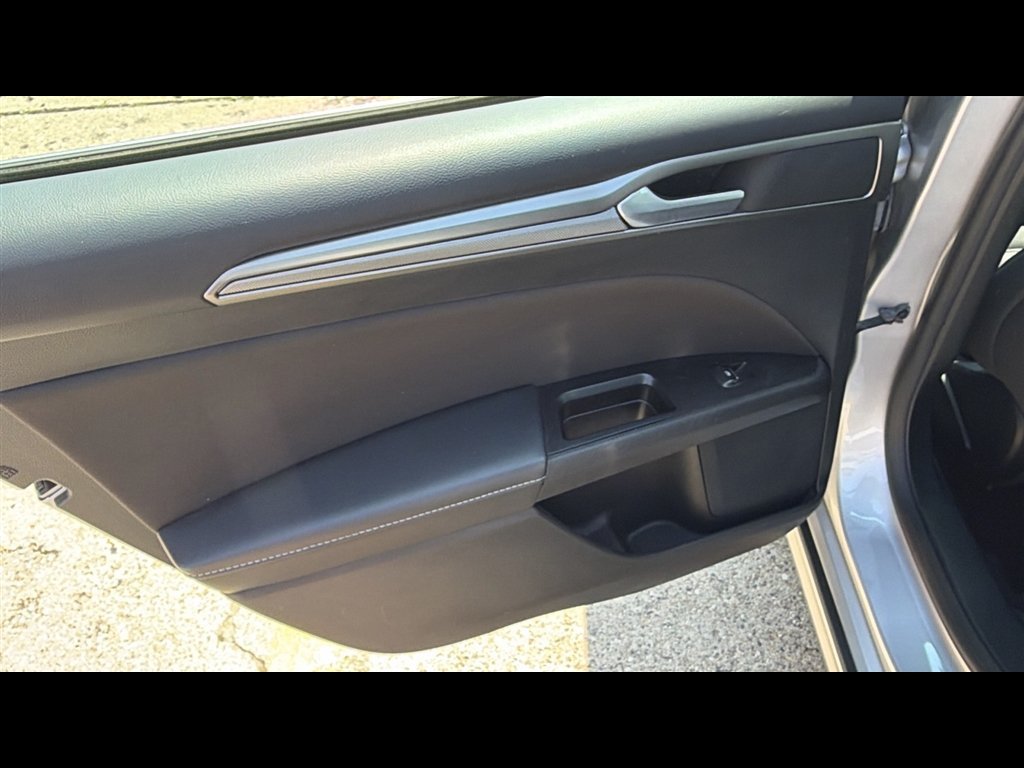 Used 2017 Ford Fusion SE w/ Fusion SE Technology Package FWD image 22