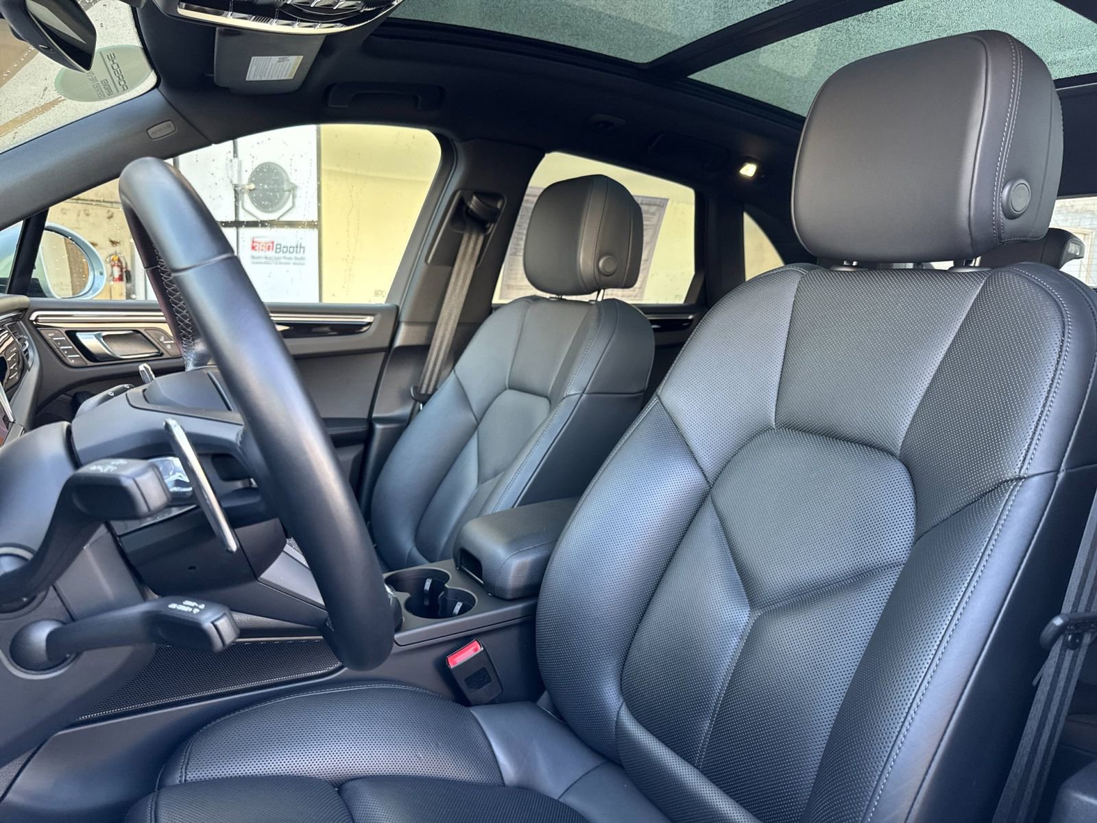 Certified 2022 Porsche Macan image 5