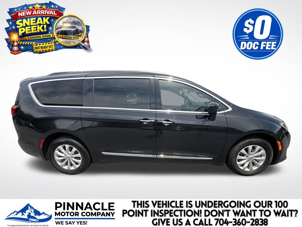 Used 2017 Chrysler Pacifica Touring-L FWD image 2