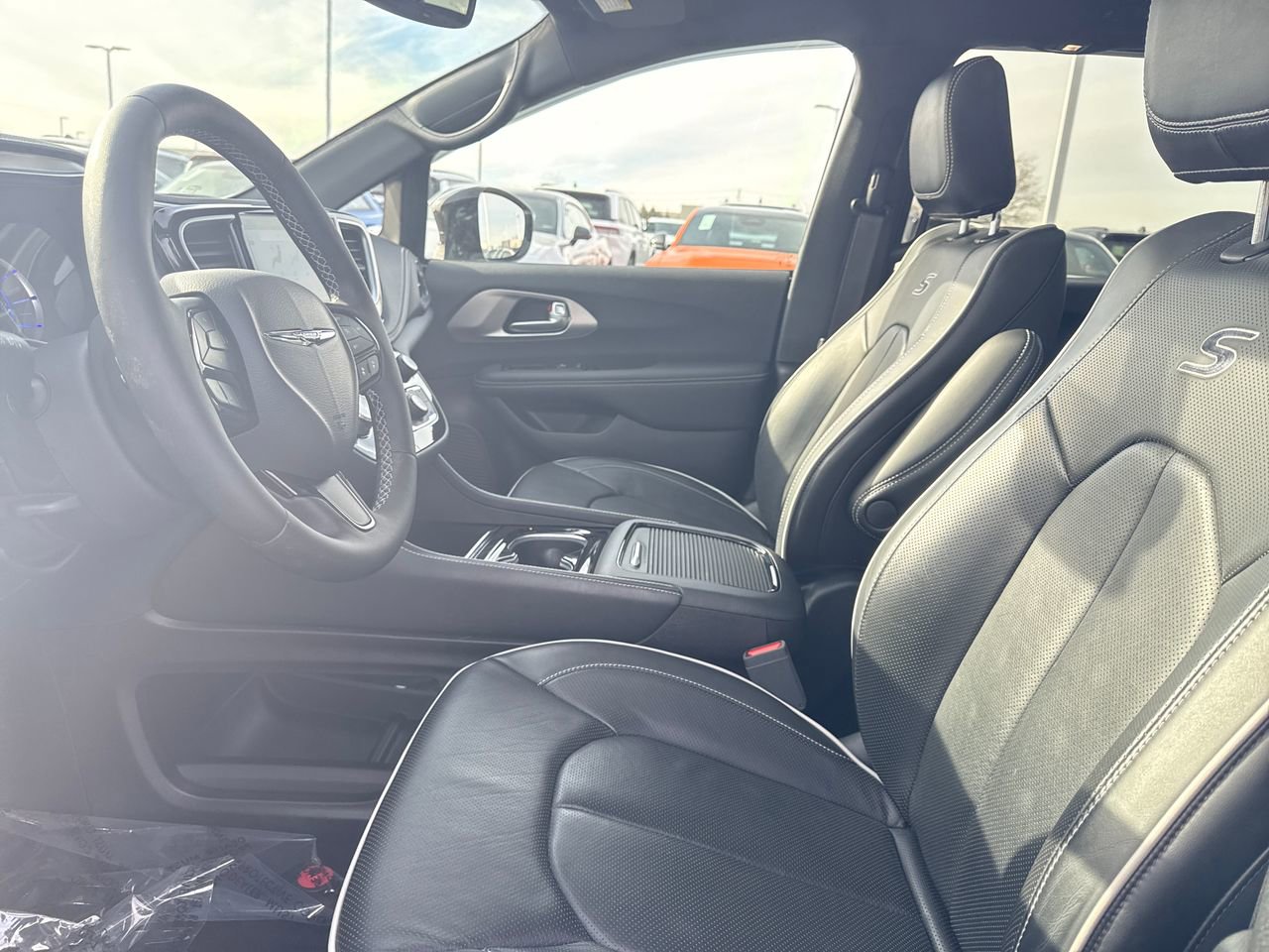 Used 2024 Chrysler Pacifica Premium image 13