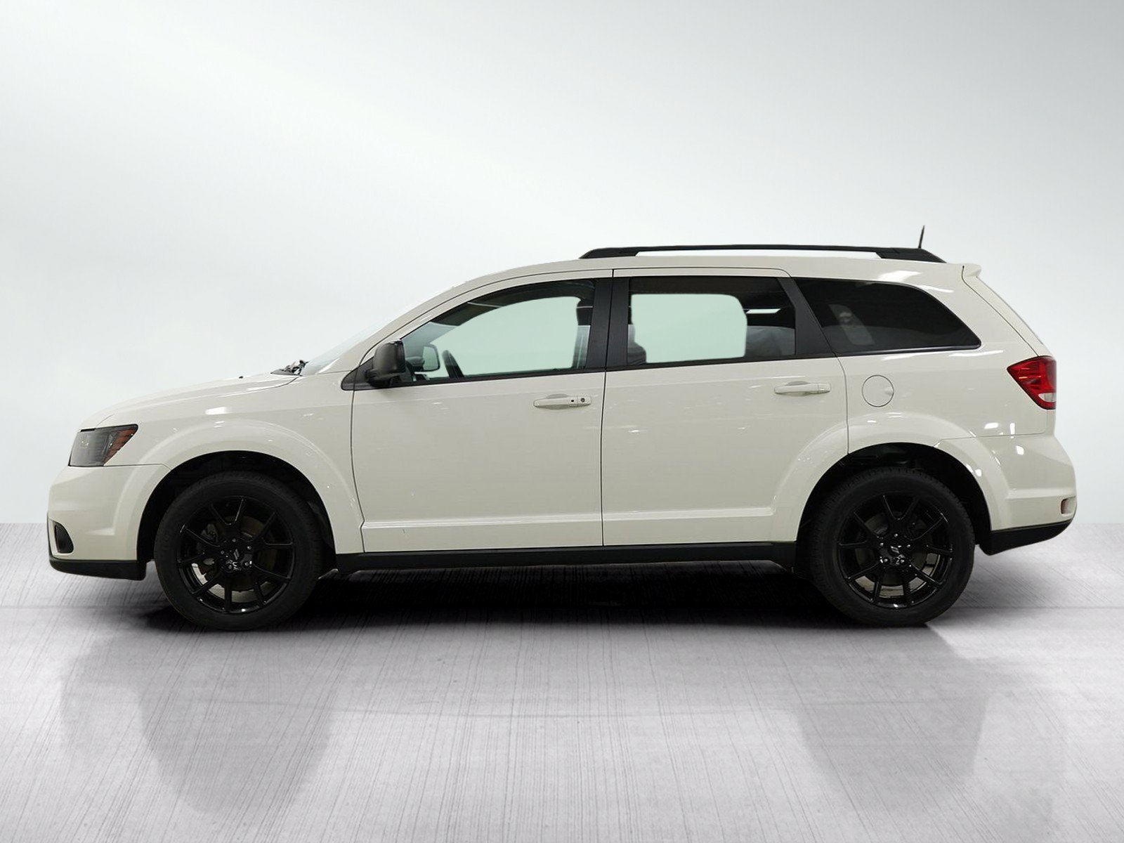 Used 2019 Dodge Journey SE w/ Blacktop Package FWD image 2