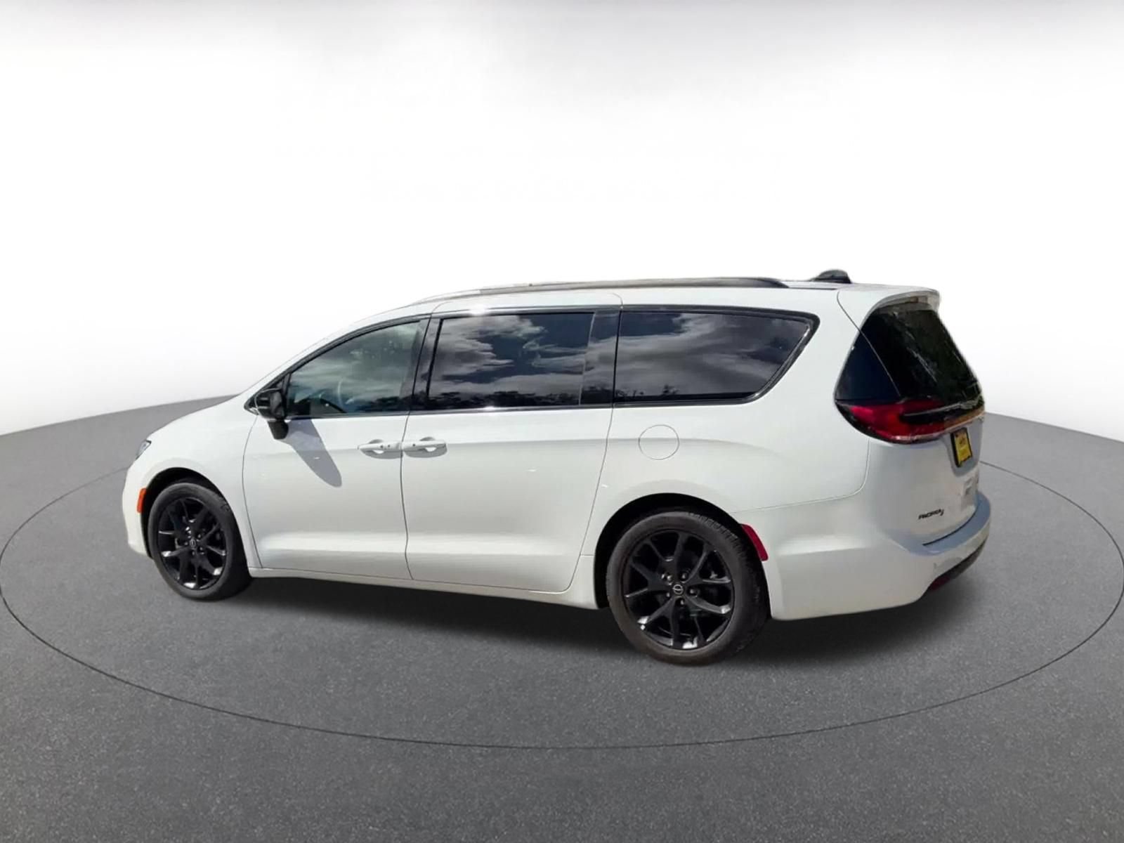 Used 2025 Chrysler Pacifica Limited FWD image 9