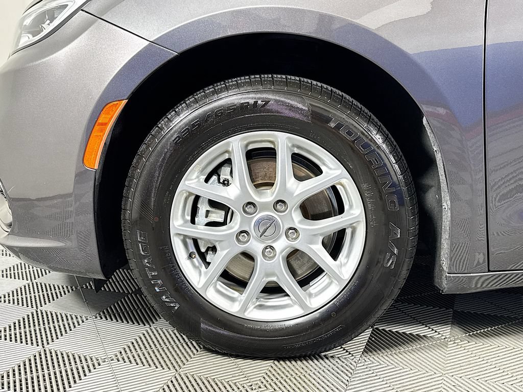 Used 2023 Chrysler Pacifica Touring-L FWD image 30
