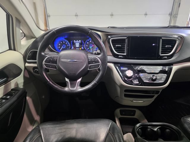 Used 2018 Chrysler Pacifica Touring-L FWD image 15