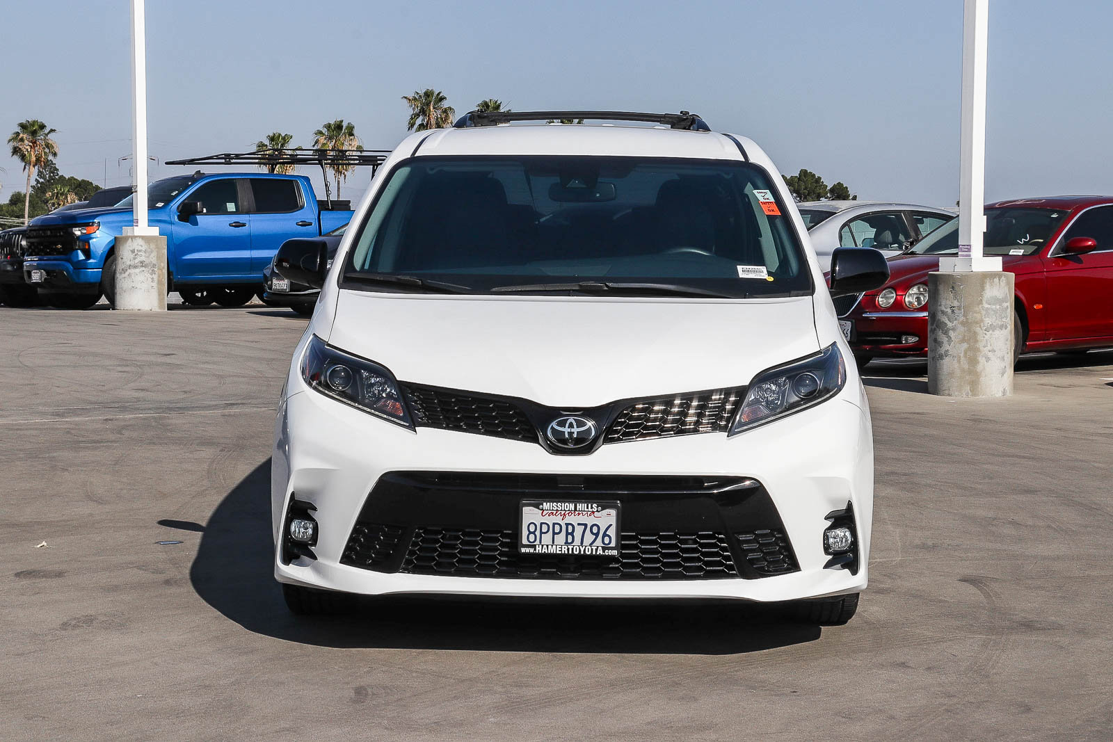 Used 2020 Toyota Sienna SE w/ Nightshade Edition FWD video 2