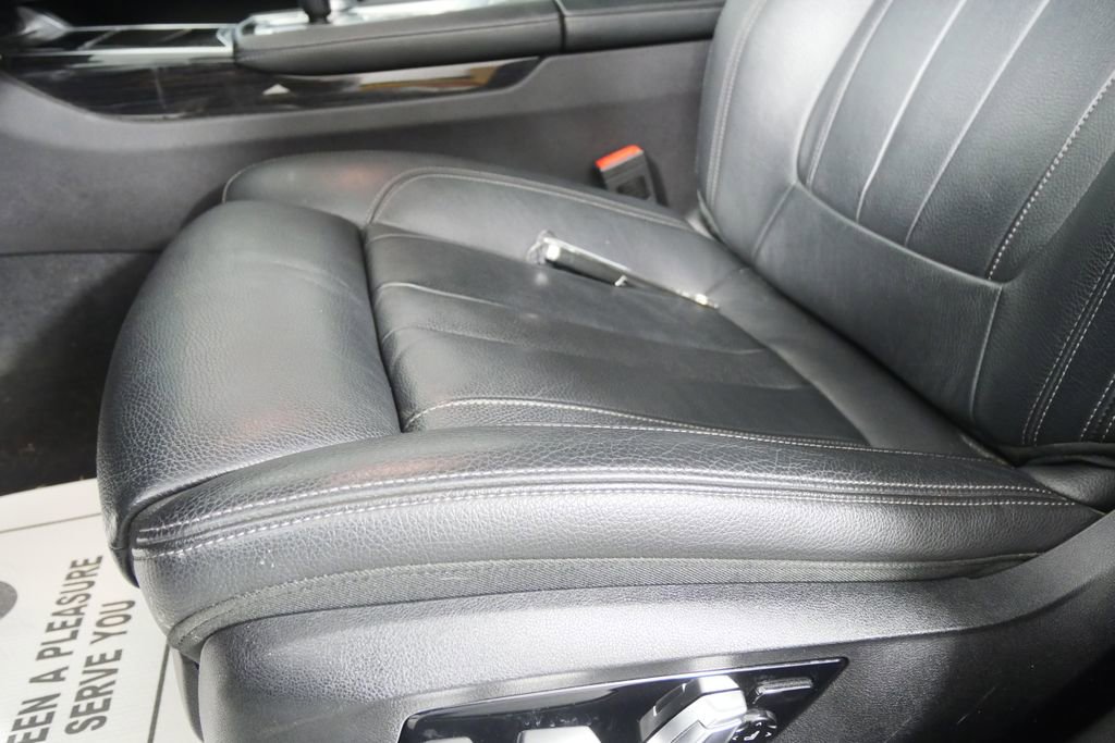 Used 2019 BMW 740i w/ M Sport Package image 9