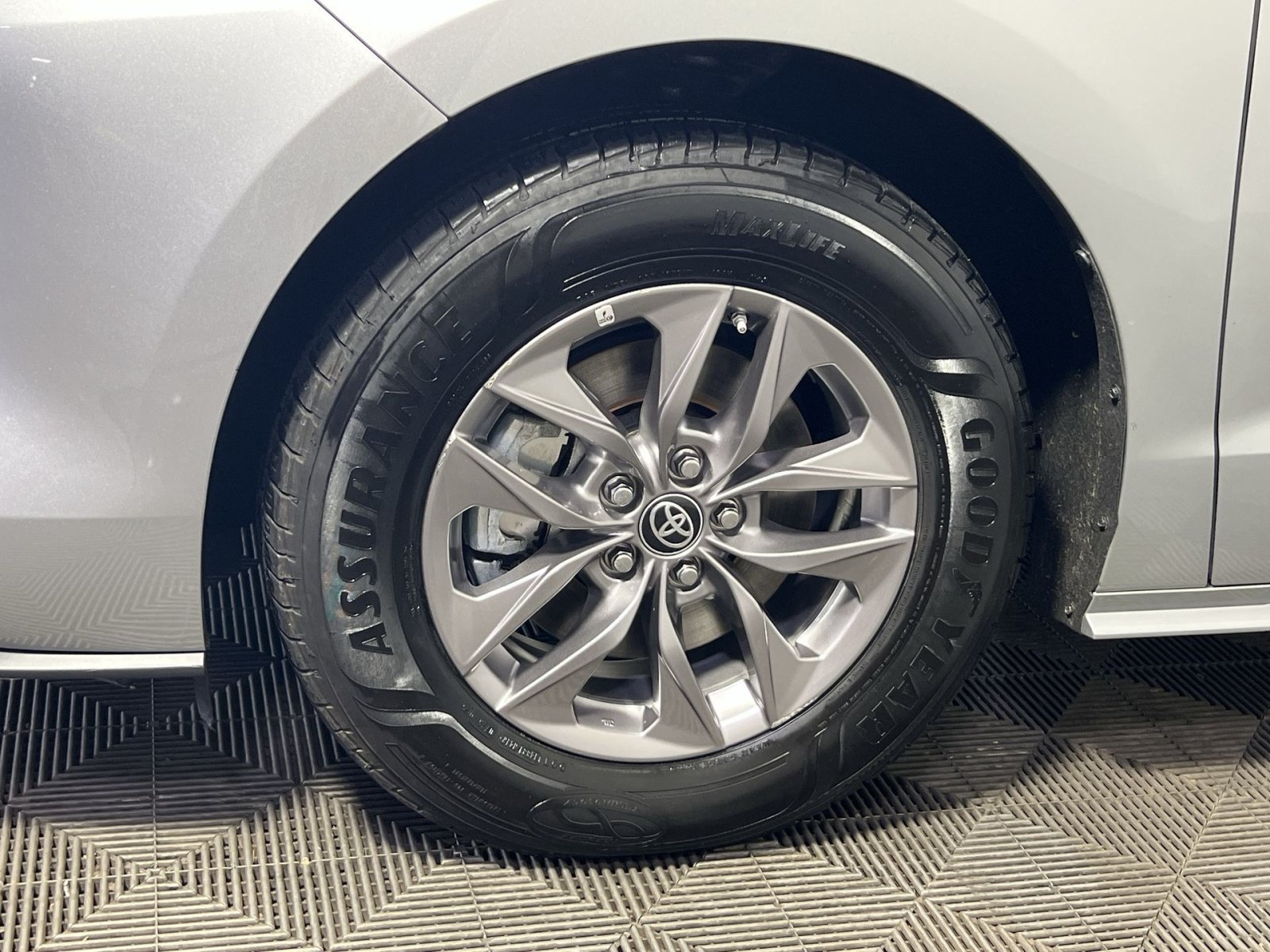 Used 2023 Toyota Sienna XLE AWD/4WD image 13