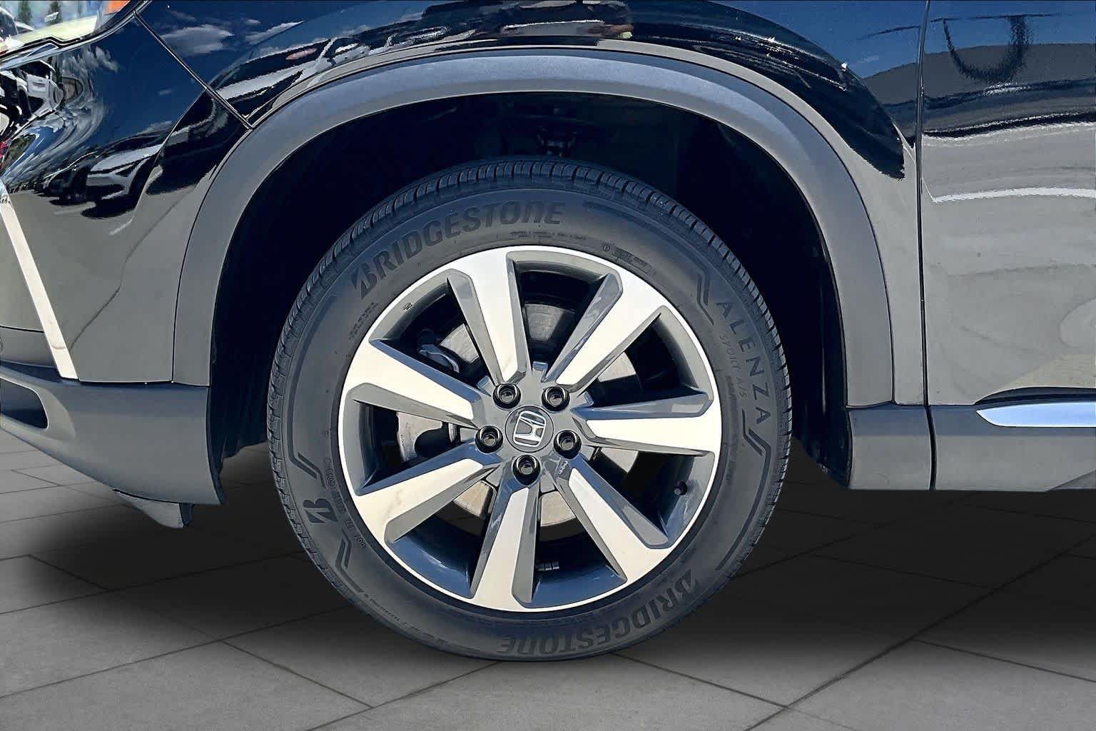 Used 2024 Honda Pilot Touring image 11