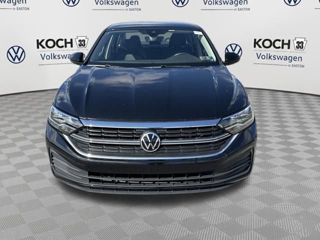 Used 2023 Volkswagen Jetta SE image 2