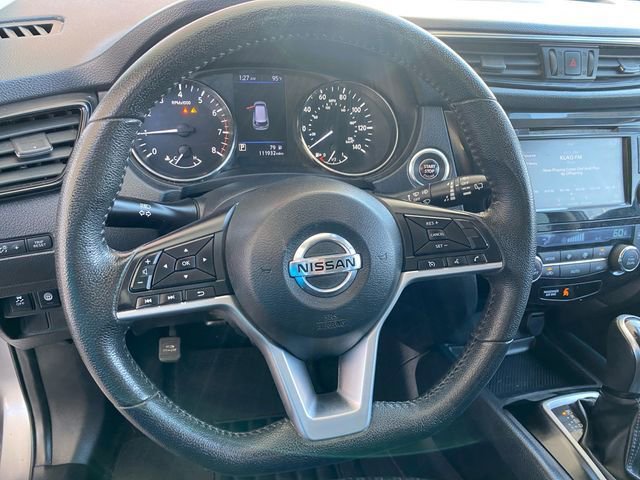Used 2019 Nissan Rogue SV image 2