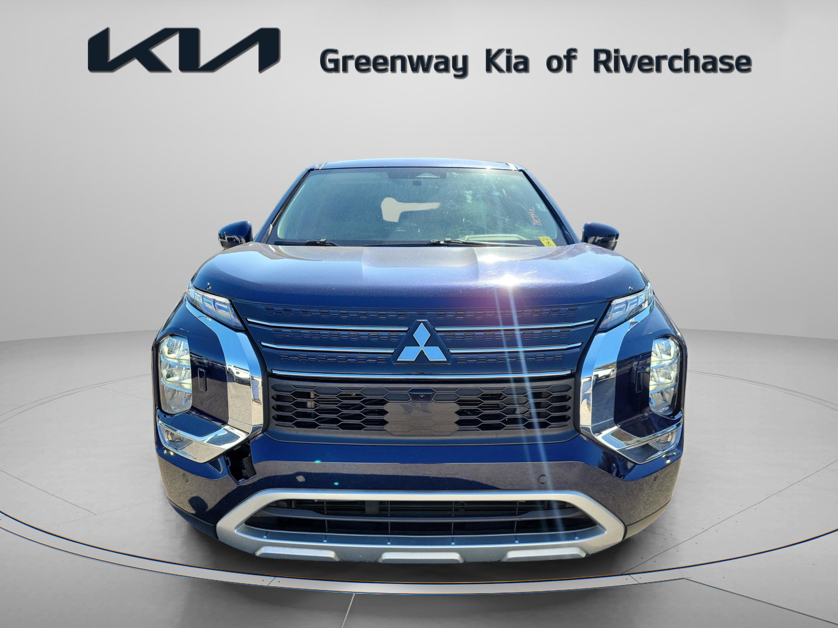 Used 2024 Mitsubishi Outlander SE image 2