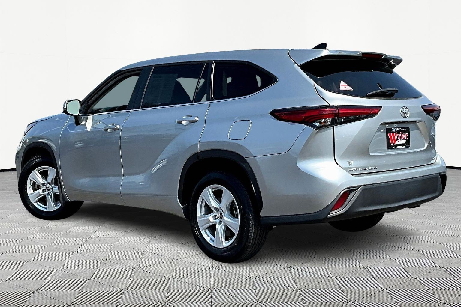 Used 2023 Toyota Highlander LE image 4