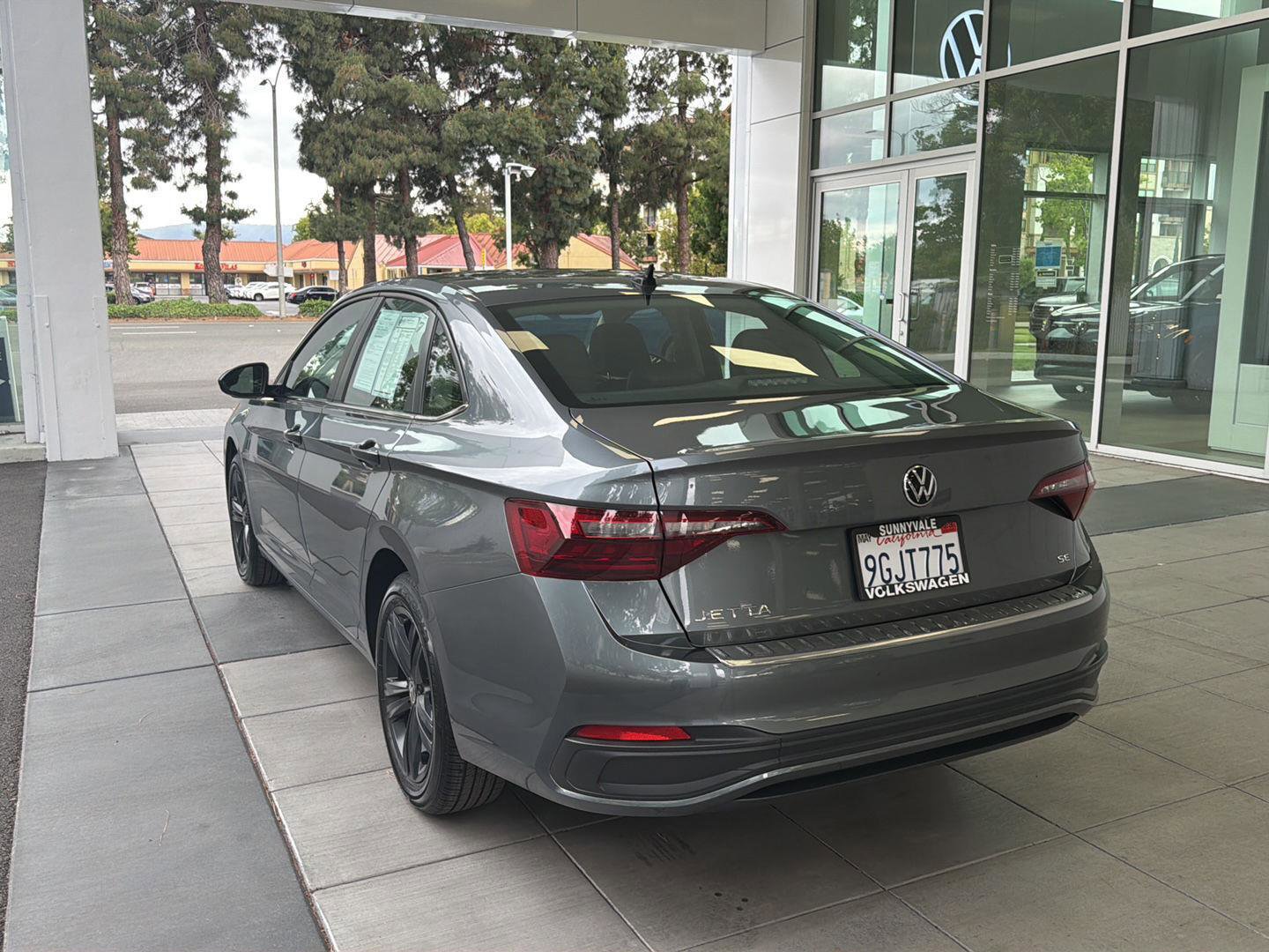 Used 2023 Volkswagen Jetta SE w/ Panoramic Sunroof Package FWD image 3