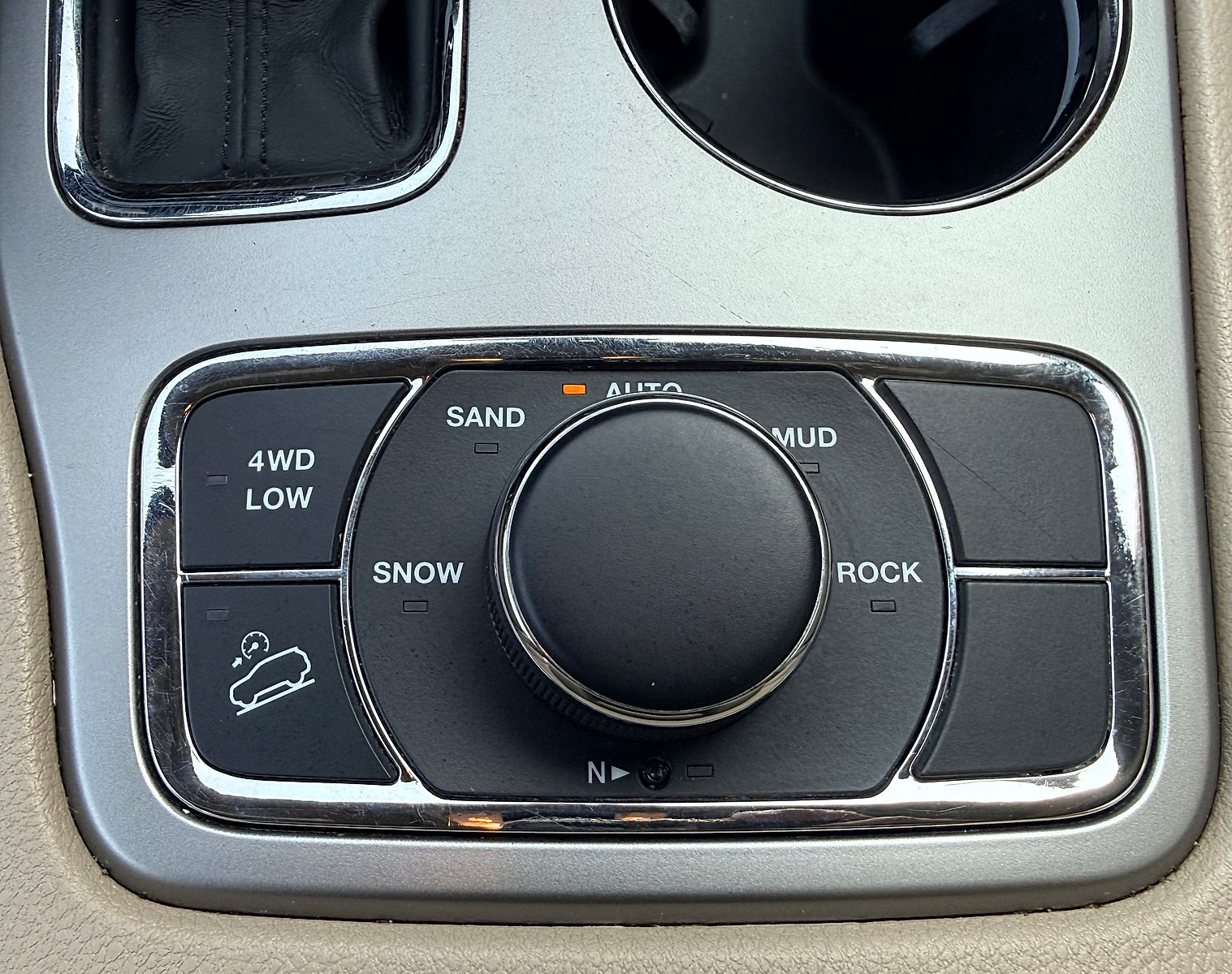 Used 2018 Jeep Grand Cherokee Laredo AWD/4WD image 17