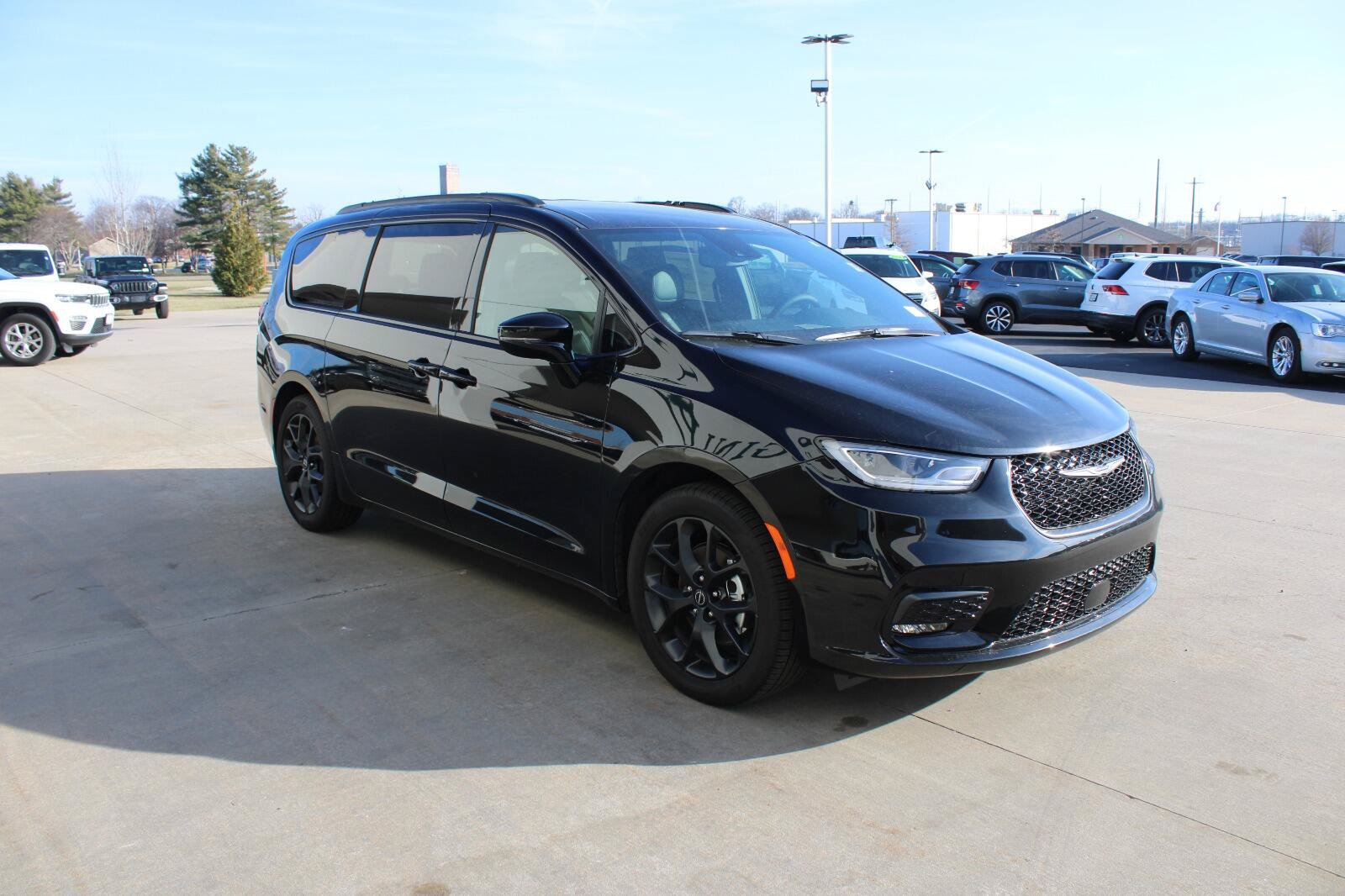 New 2026 Chrysler Pacifica Select w/ S Appearance Package FWD image 4