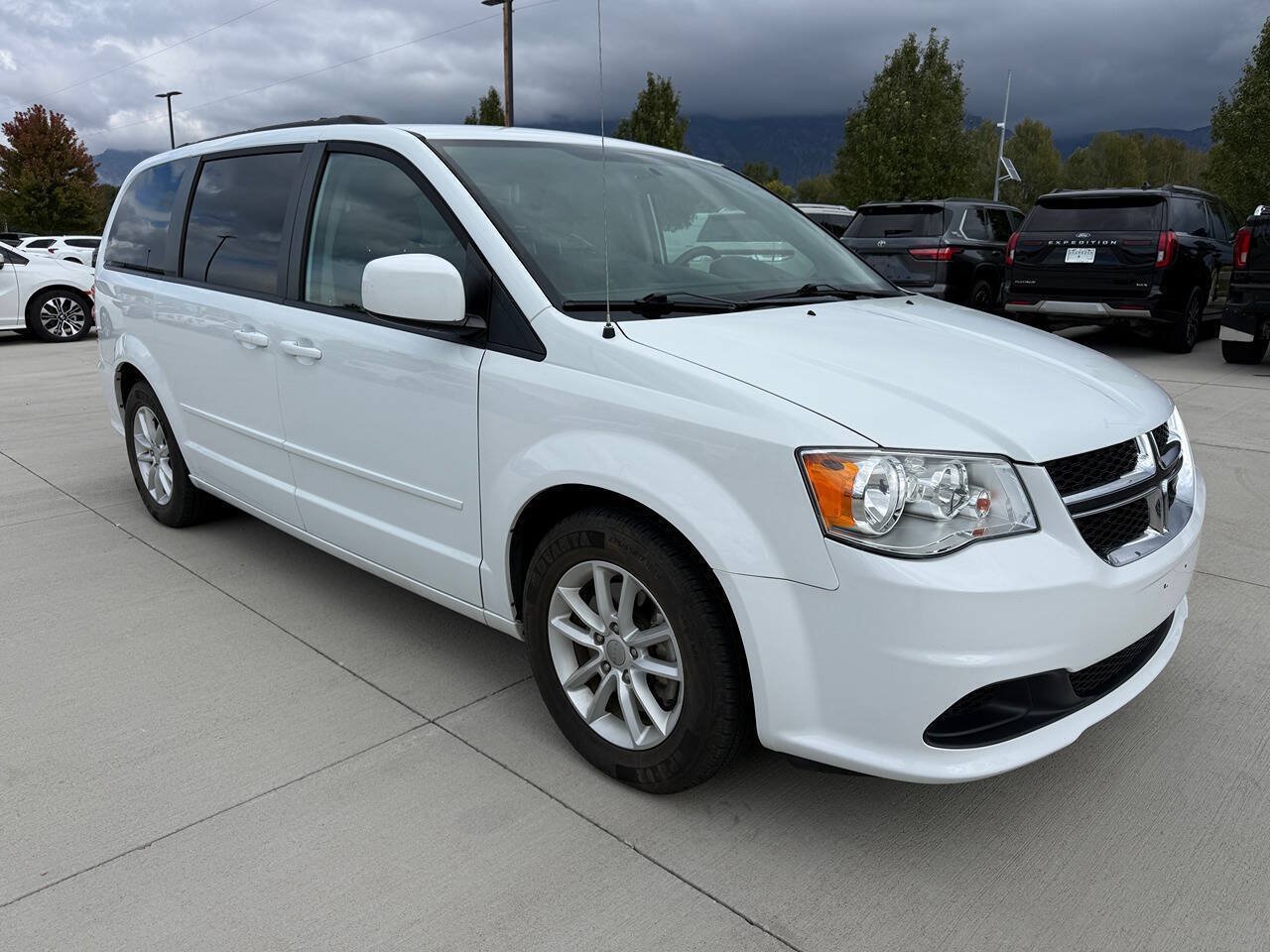 Used 2016 Dodge Grand Caravan SXT FWD image 1