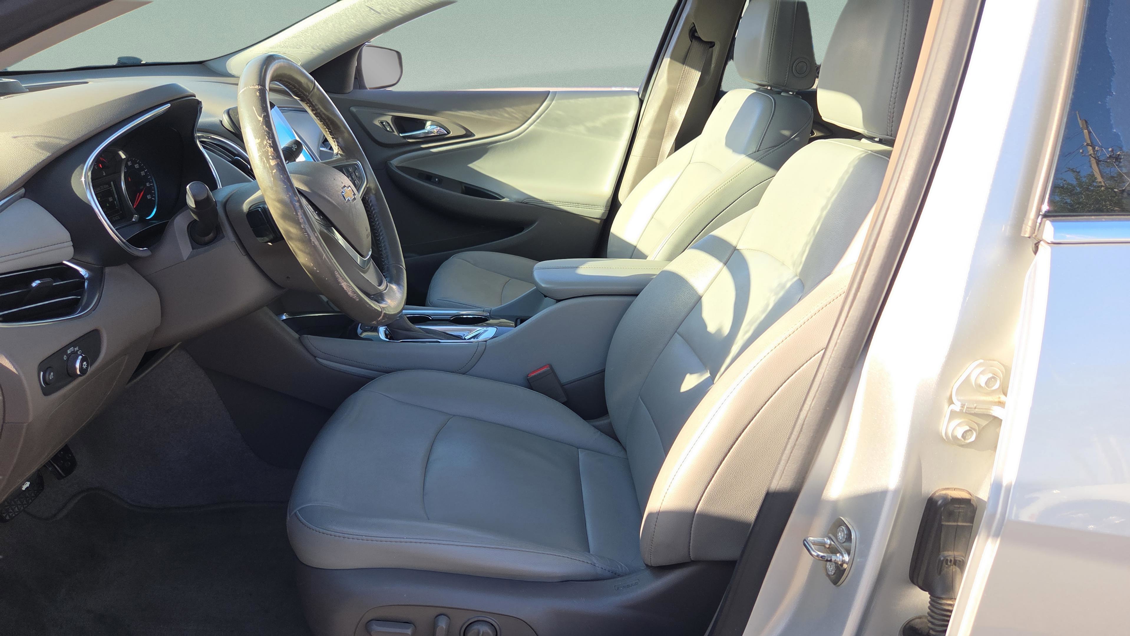 Used 2017 Chevrolet Malibu LT w/ Leather Package image 10