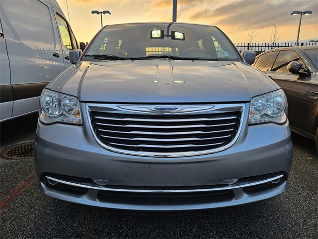 Used 2016 Chrysler Town & Country Touring image 2