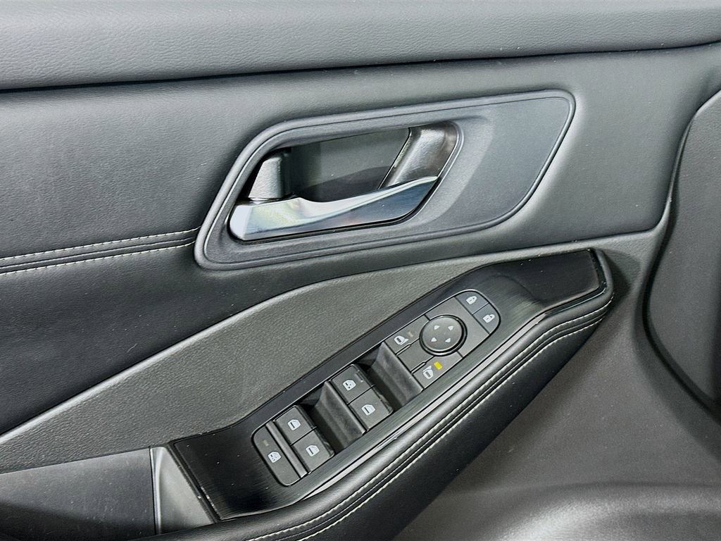 Used 2024 Nissan Rogue SV w/ SV Premium Package FWD image 20