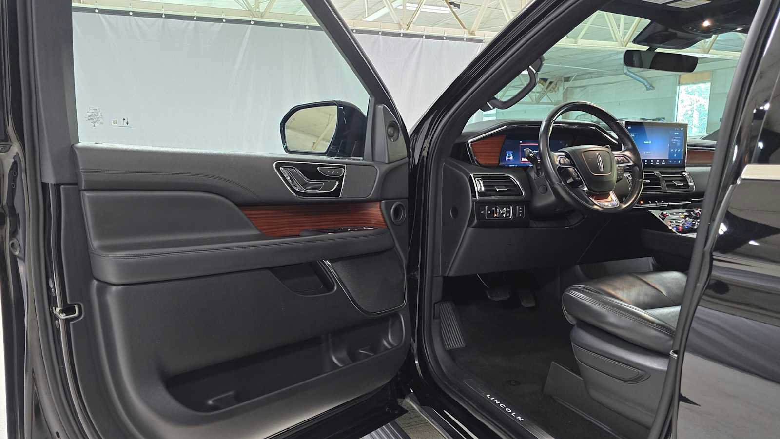 Used 2024 Lincoln Navigator L Premiere image 21