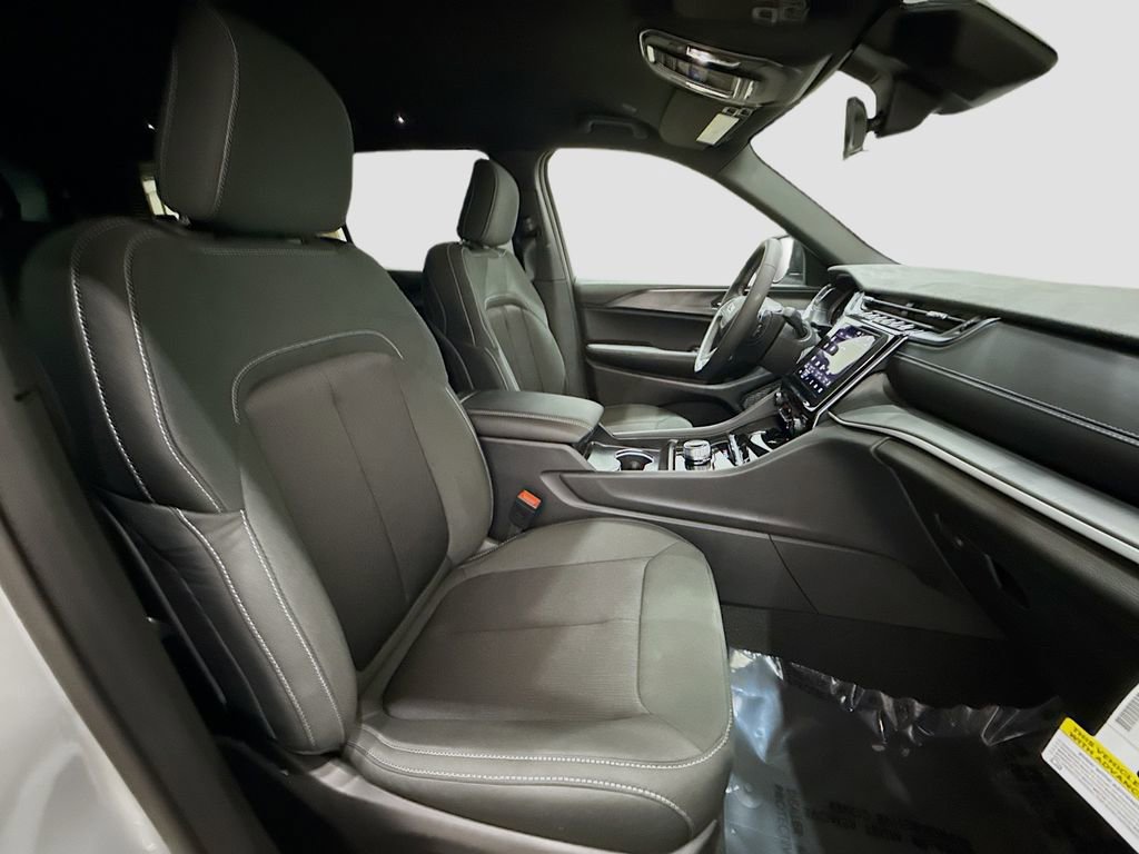 New 2025 Jeep Grand Cherokee L Laredo image 15