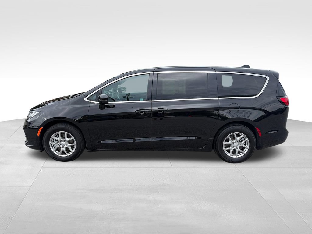 Used 2025 Chrysler Pacifica Select FWD image 3