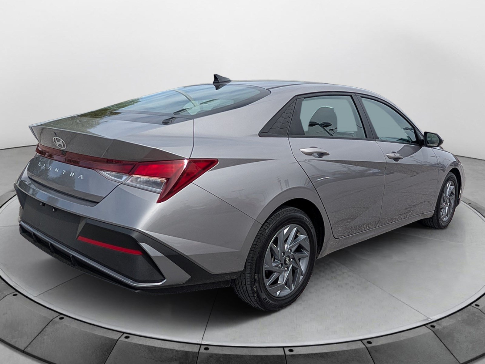 Used 2024 Hyundai Elantra SEL FWD image 3