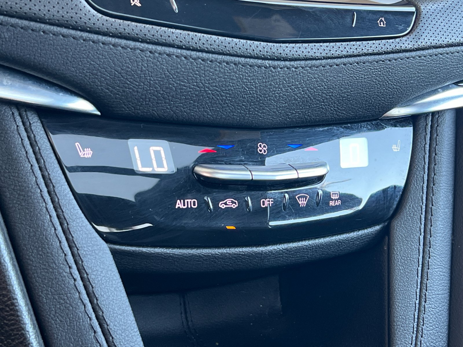Certified 2025 Cadillac XT6 Luxury FWD image 20