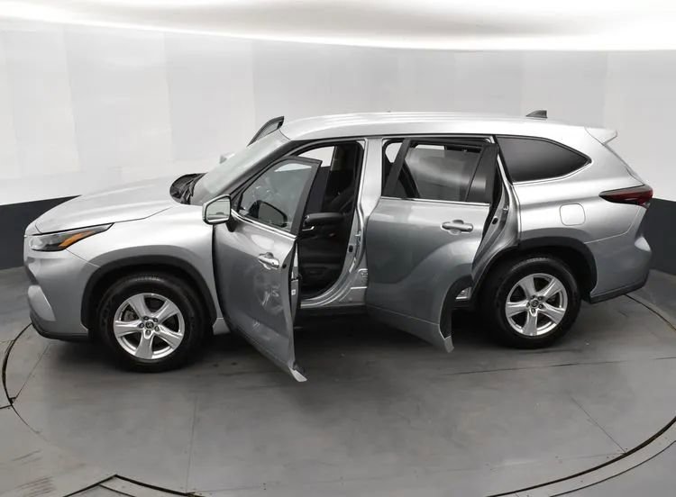Used 2025 Toyota Highlander LE FWD image 7