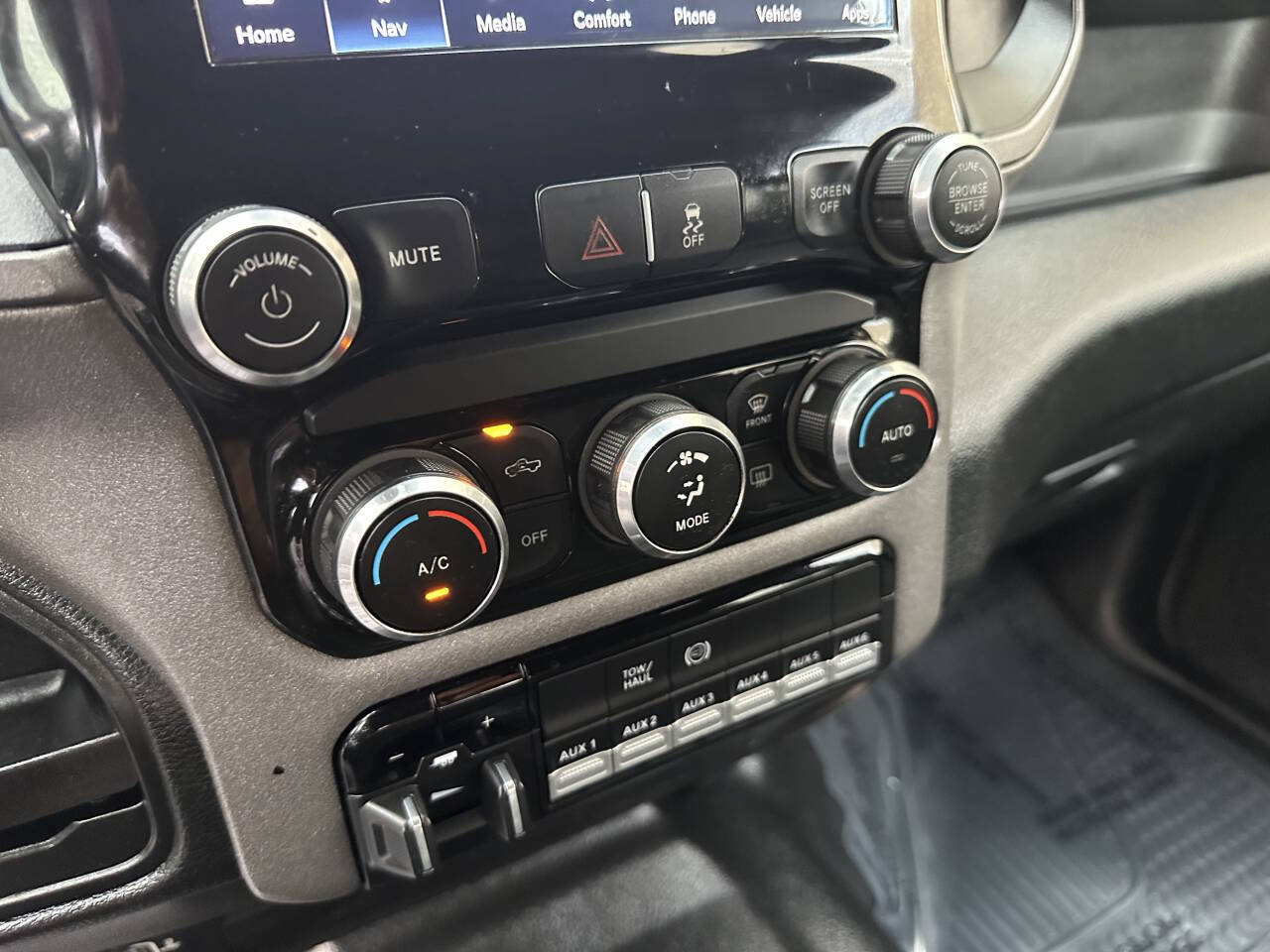 Used 2022 RAM 3500 Tradesman w/ Chrome Appearance Group AWD/4WD image 17