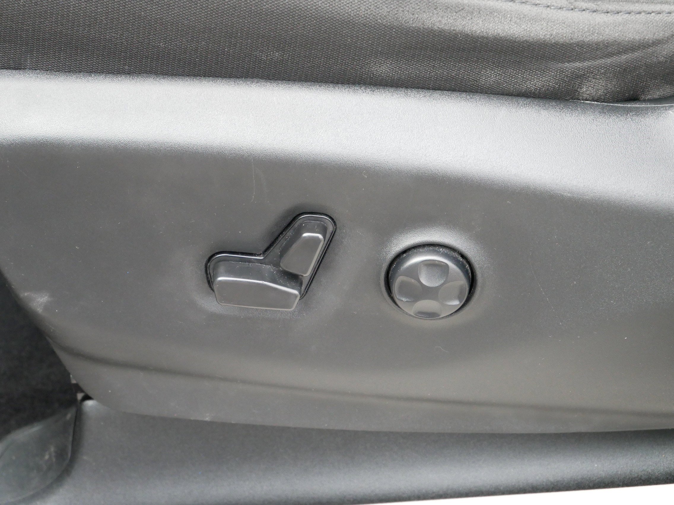 Used 2023 Chrysler Voyager LX image 20