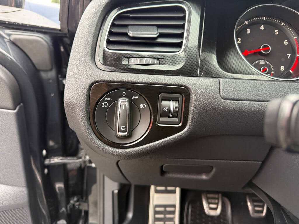 Used 2015 Volkswagen Golf 4-Door FWD image 28
