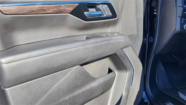 Used 2025 Chevrolet Suburban LT image 19