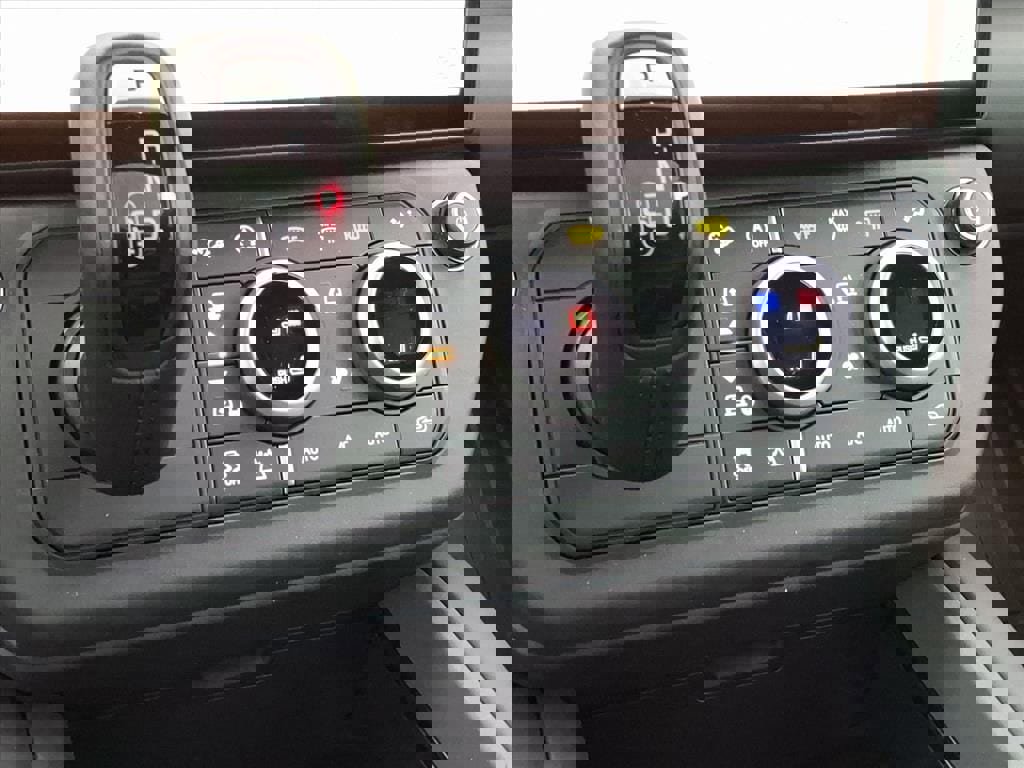 New 2026 Land Rover Defender 110 X-Dynamic SE image 19