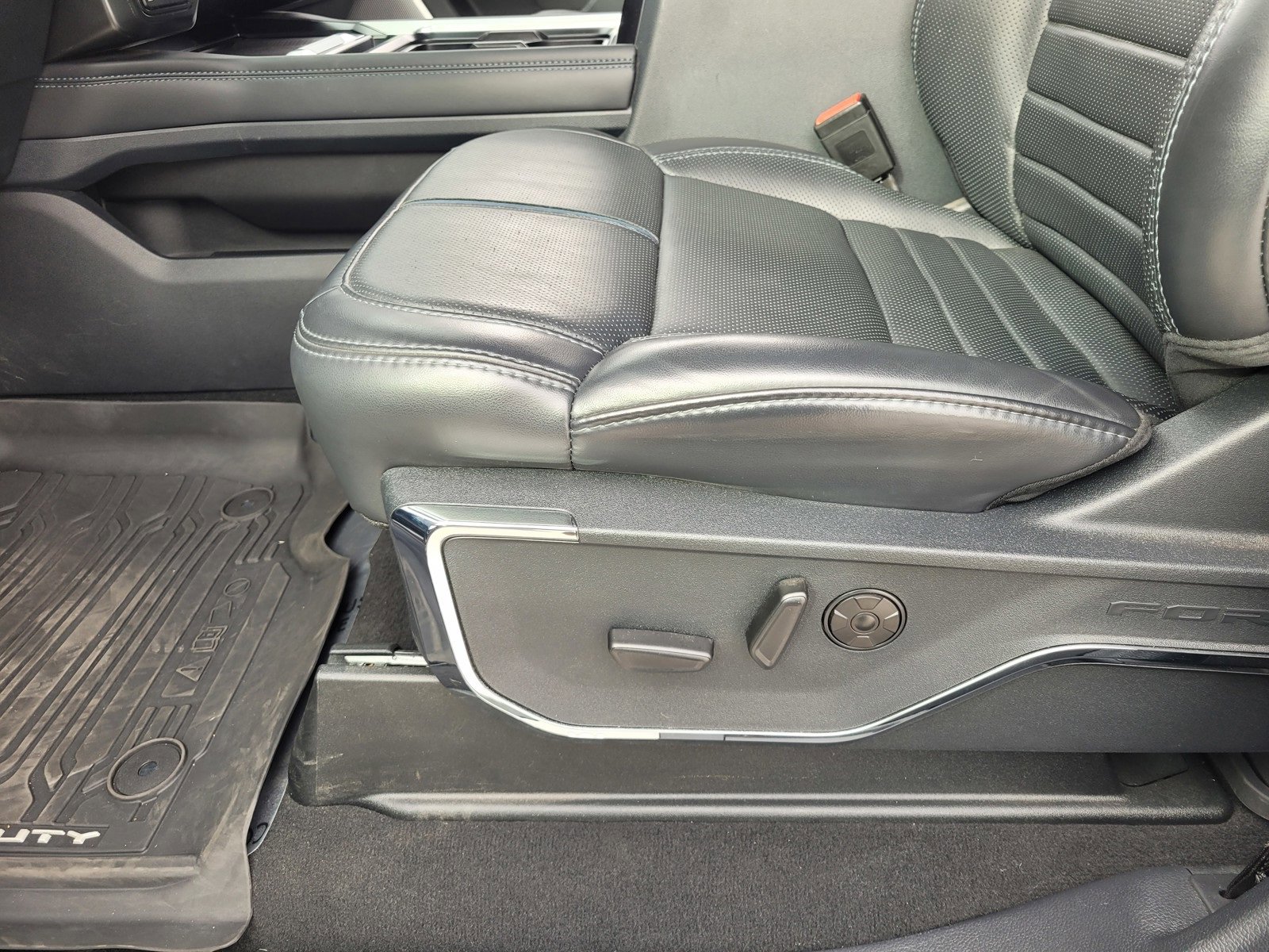 Used 2025 Ford F350 Platinum image 22