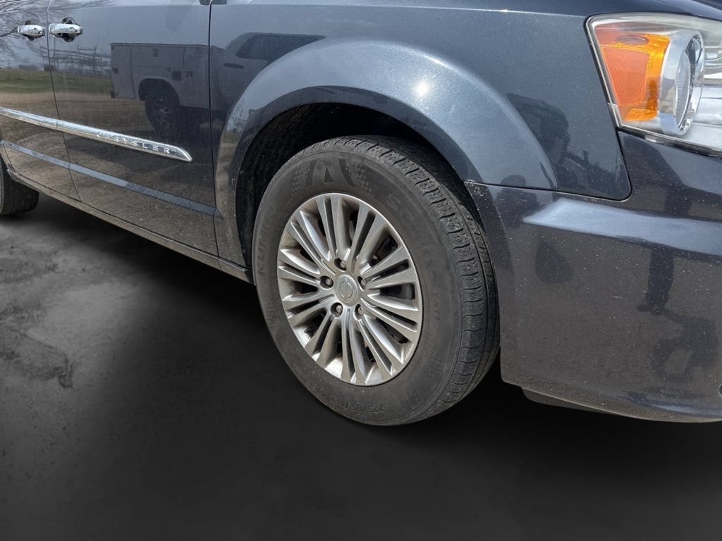 Used 2014 Chrysler Town & Country Touring-L w/ Driver Convenience Group FWD image 4
